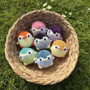 Pingouins de différentes couleurs en crochet