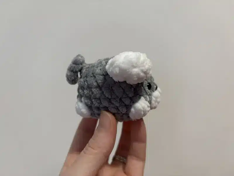Chiot en crochet gris et blanc