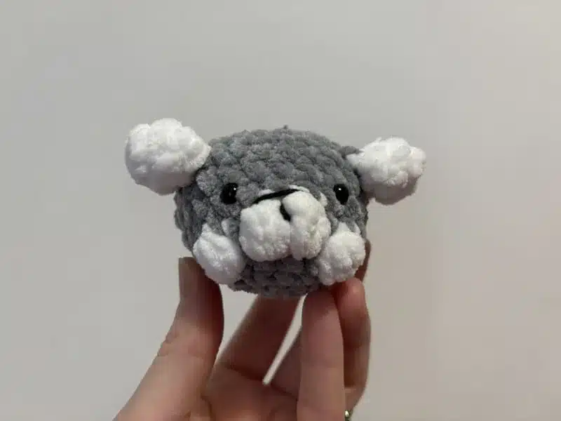 Chiot en crochet gris et blanc