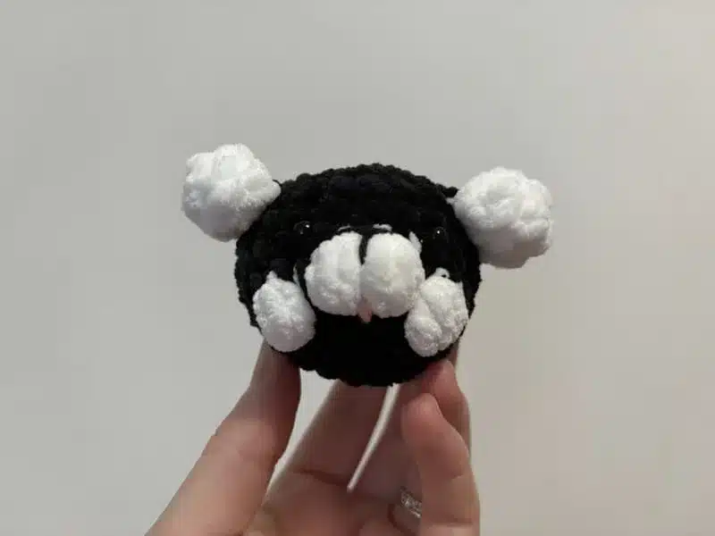 Chiot en crochet noir et blanc