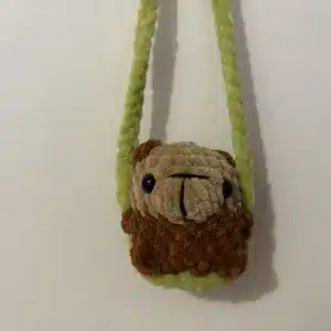 Petite loutre en crochet sur sa balançoire en crochet pour rétroviseur