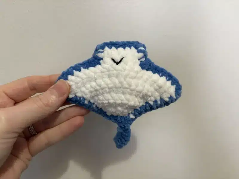 Raie bleue foncée en crochet
