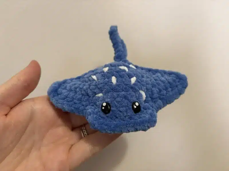 Raie bleue foncée en crochet