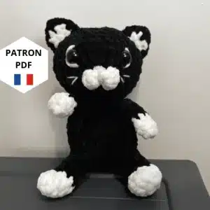 Petit chat en crochet noir et blanc