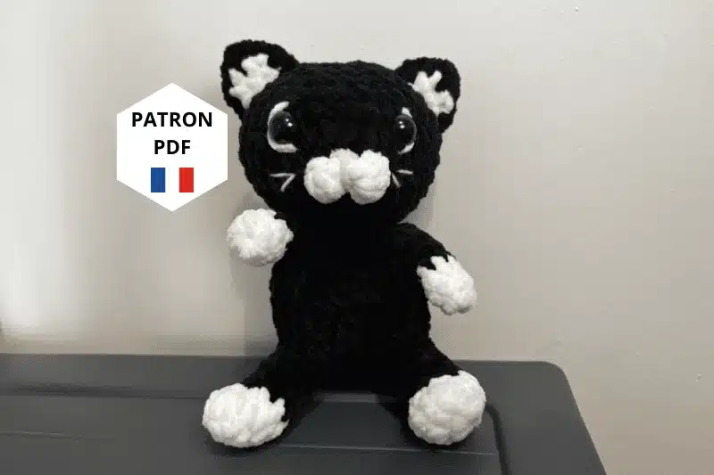 Petit chat en crochet noir et blanc