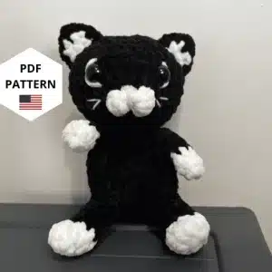 Petit chat en crochet noir et blanc