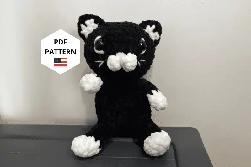 Petit chat en crochet noir et blanc
