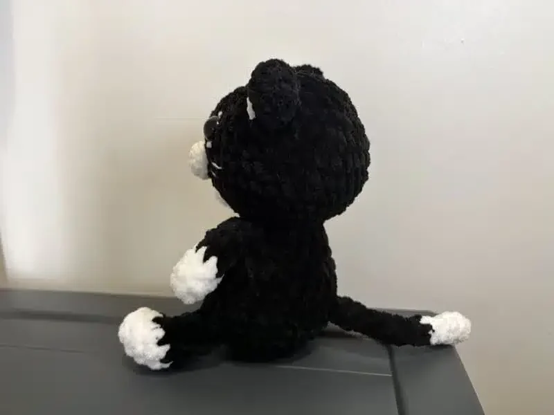 Petit chat en crochet noir et blanc