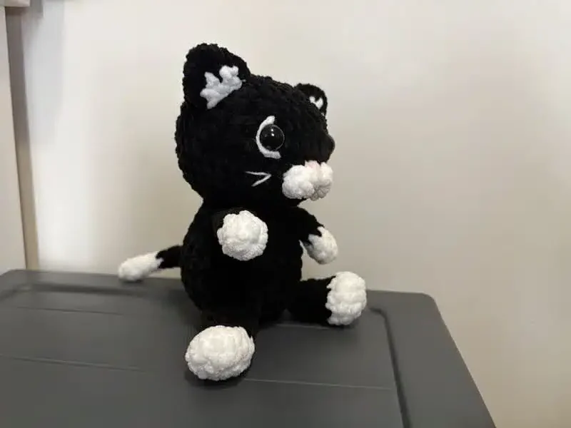 Petit chat en crochet noir et blanc