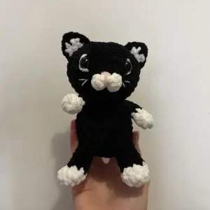 Petit chat en crochet noir et blanc