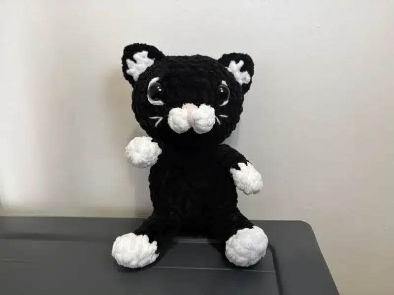 Petit chat en crochet noir et blanc