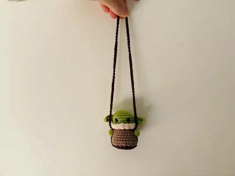 Grogu en crochet sur sa balançoire en crochet pour rétroviseur