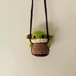 Grogu en crochet sur sa balançoire en crochet pour rétroviseur