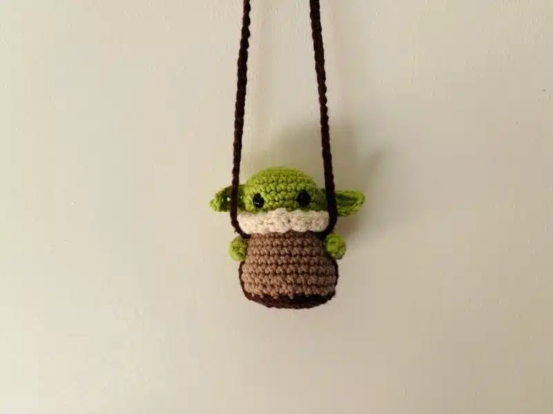 Grogu en crochet sur sa balançoire en crochet pour rétroviseur