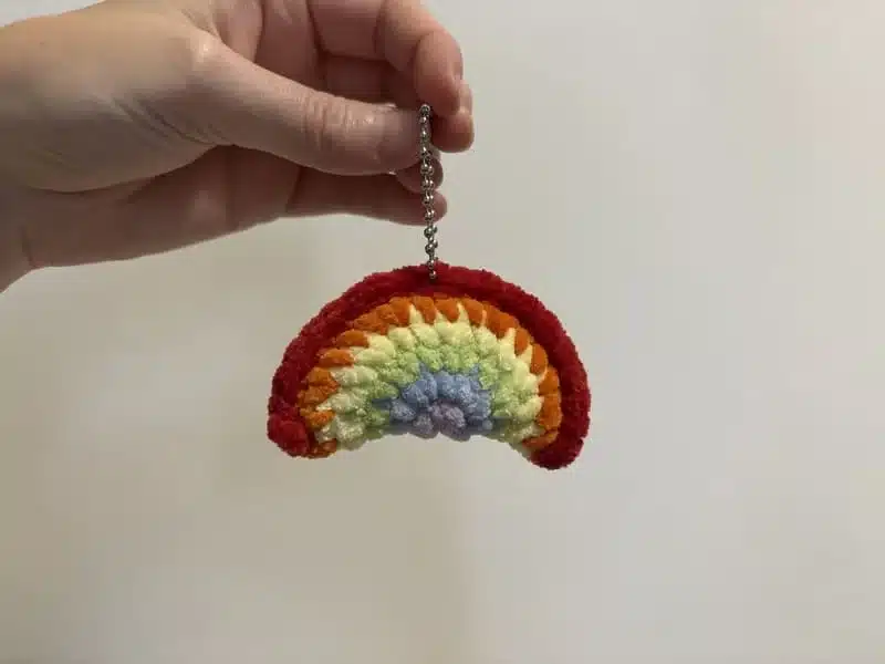 Porte-clés arc-en-ciel en crochet