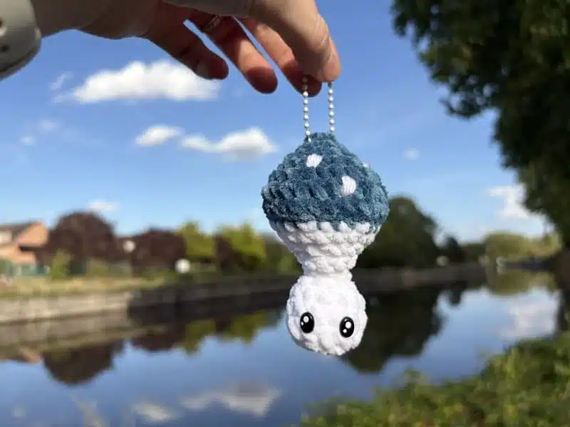 Porte-clés champignon bleu en crochet