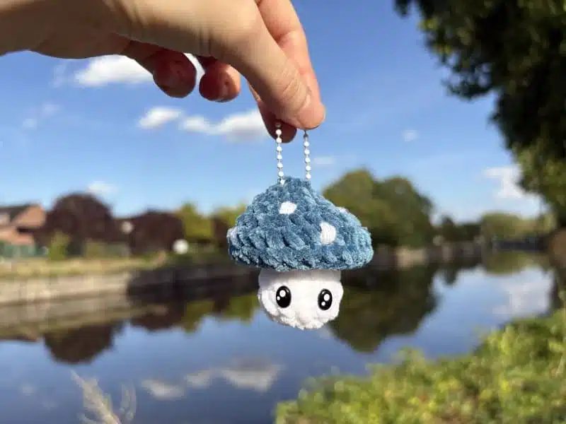 Porte-clés champignon bleu en crochet
