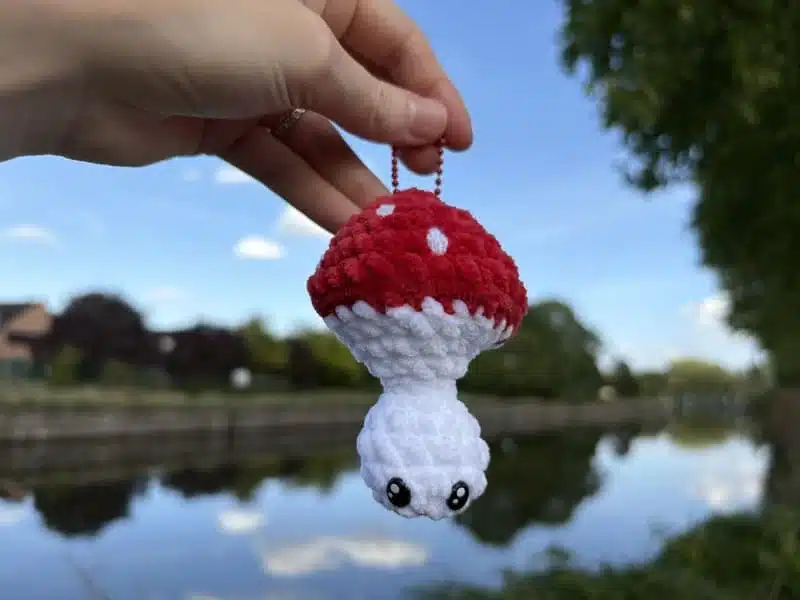 Porte-clés champignon rouge en crochet