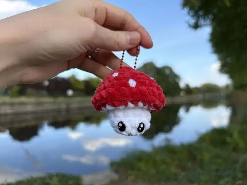 Porte-clés champignon rouge en crochet