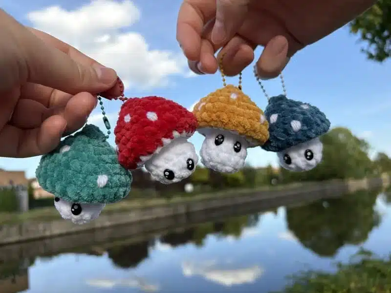 Porte-clés champignons vert, rouge, jaune et bleu en crochet