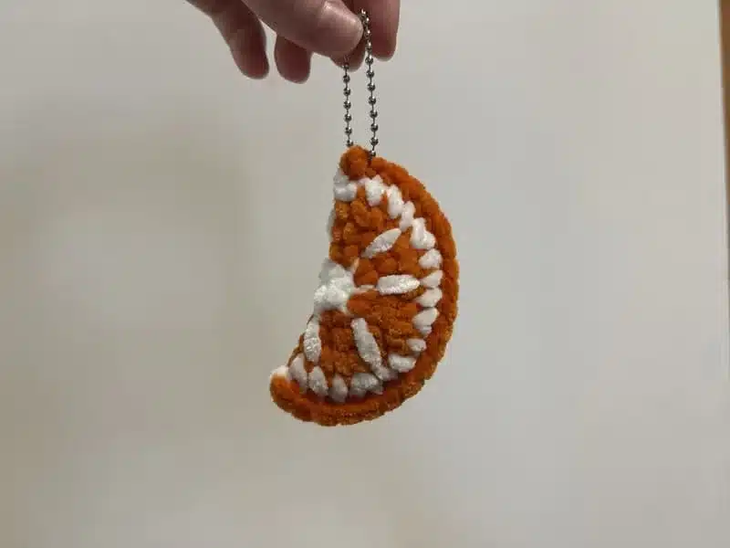 Porte-clés orange en crochet